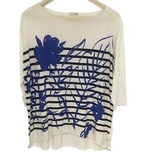 The Gap women’s tee, blue modern flower design, sleeves to the elbow, size small